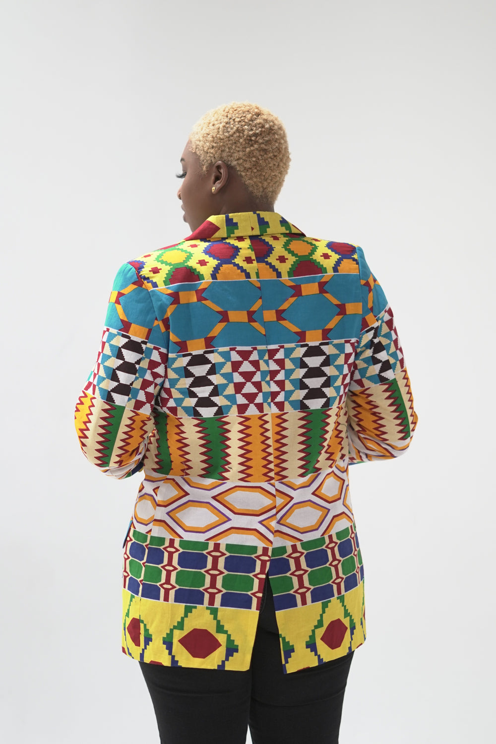Multicolored and patterned collared blazer with pockets and a tail slit.