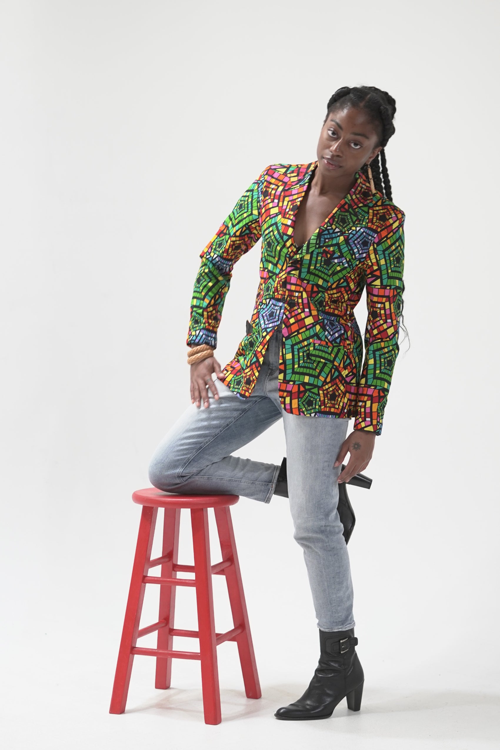 Multicolored and patterned collared blazer with pockets.