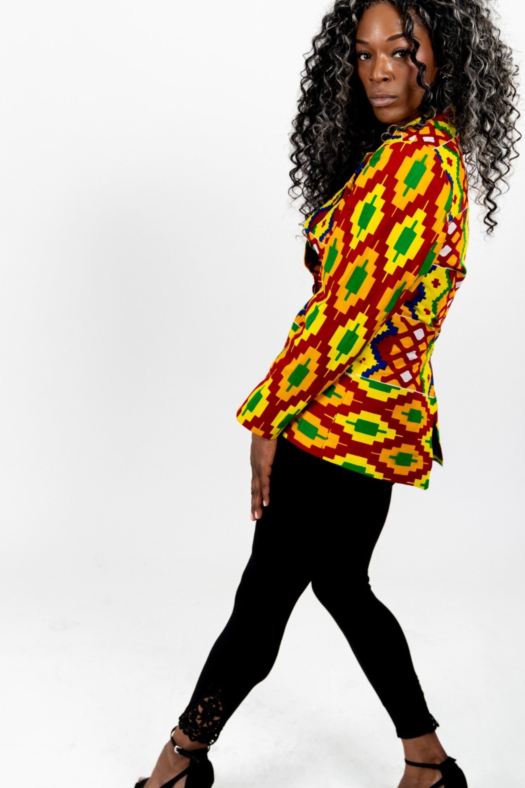 Multicolored and patterned collared blazer with pockets.